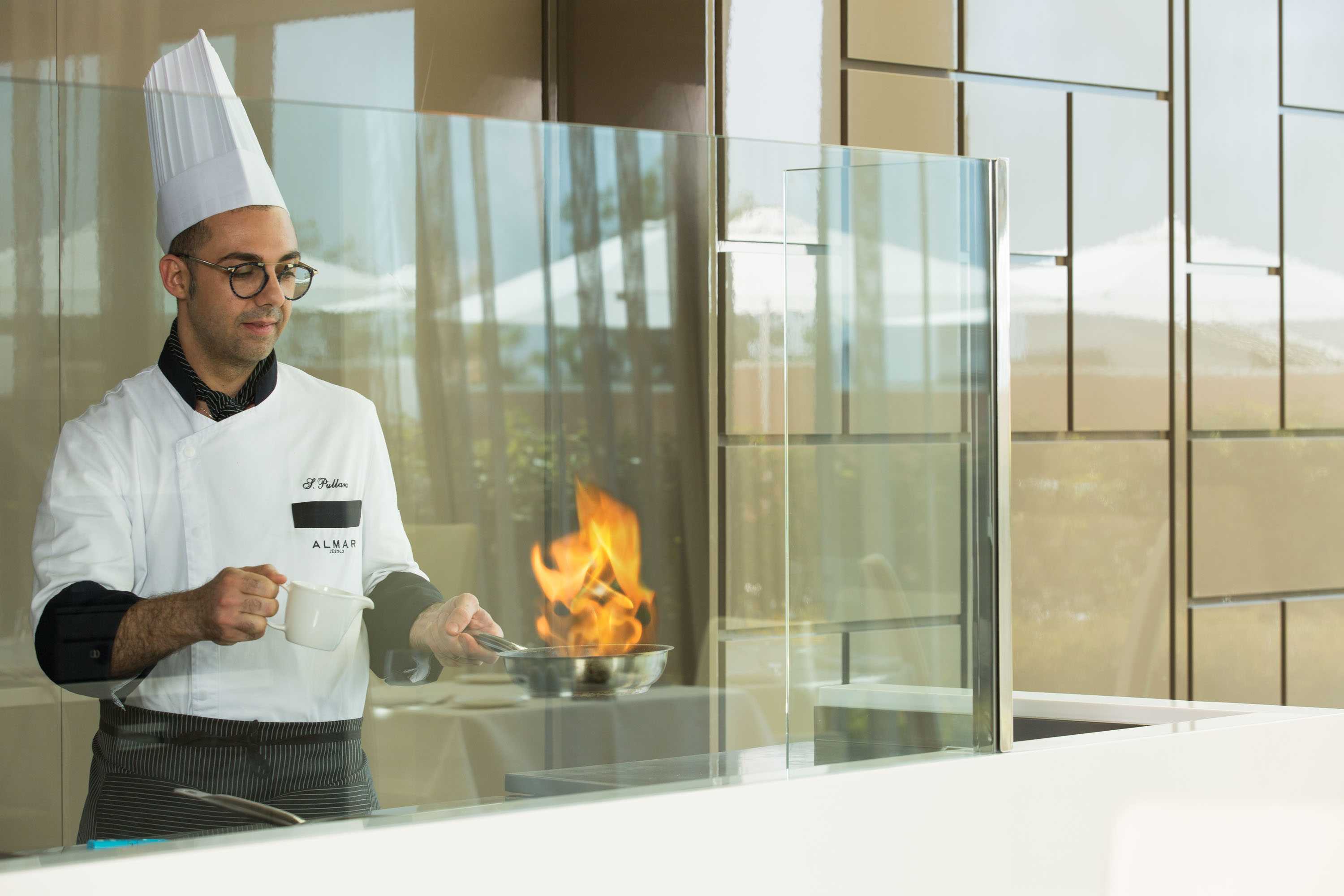 chef-at-work-flambe-hotel-restaurant-jesolo
